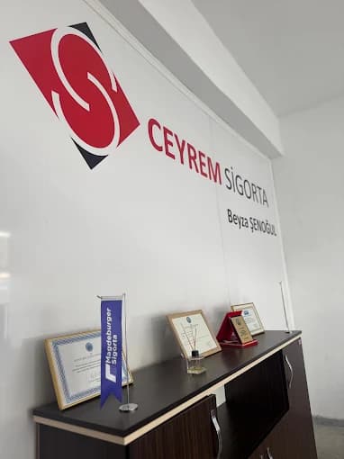 Ceyrem Sigorta ofis içi plaket ve belgeler